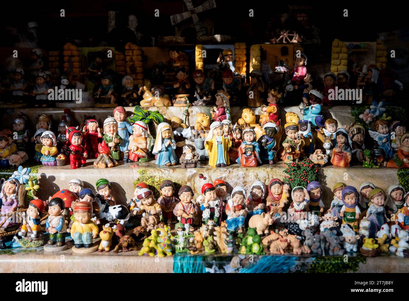 Der handwerkliche Charme des Santa Llucia Markts: Ein festlicher Stand mit sorgfältig gefertigten Krippenfiguren, die einen Einblick in Barcelonas bieten Stockfoto