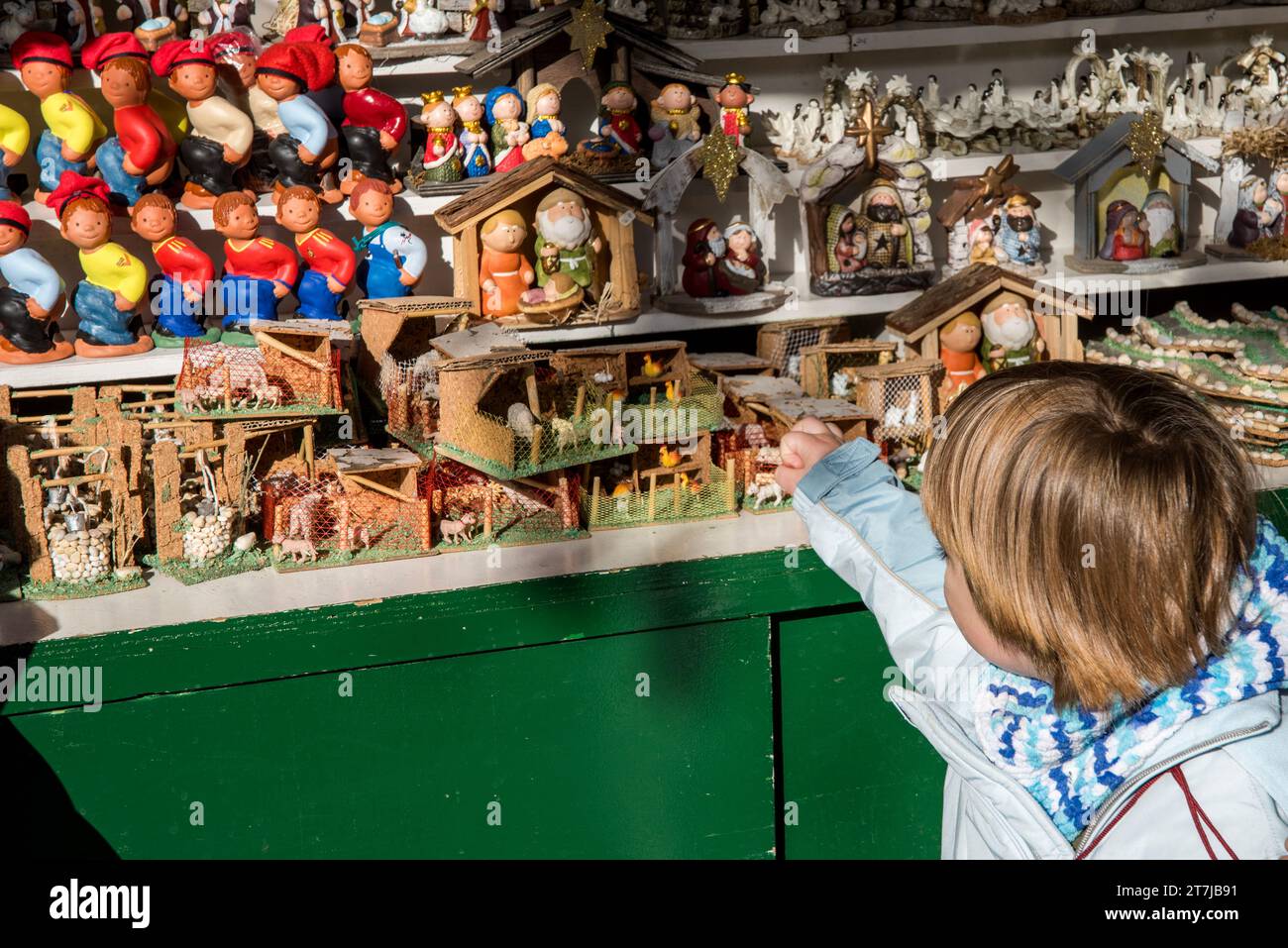 Verzaubert von der Tradition erkundet ein Kind auf dem Weihnachtsmarkt