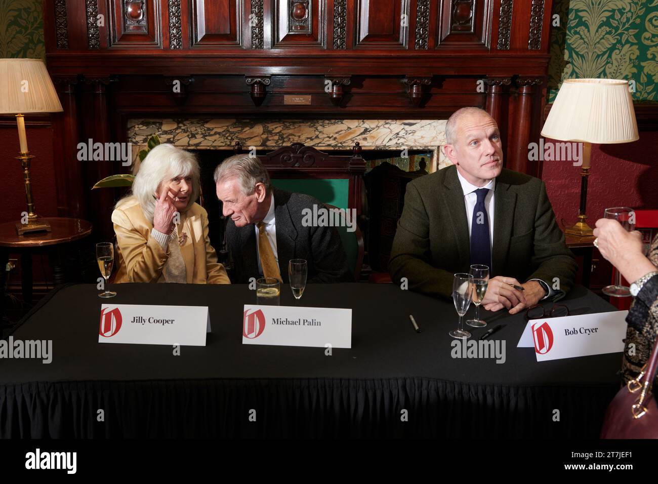 Jilly Cooper, Michael Palin und Bob Cryer beim Oldie Literary Lunch 14-11-23 Stockfoto