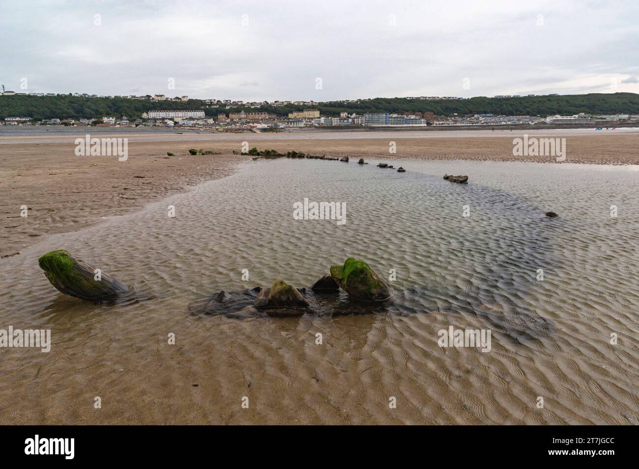 Verrottendes Holz Umriss des exponierten Rumpfes eines von Sand begrabenen Pollaca Brigg aus dem 18. Jahrhundert mit Strandblick und westlichem Ho!. Stockfoto