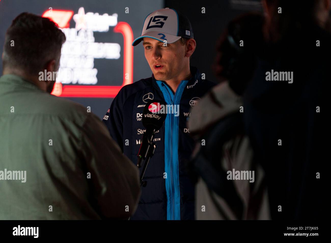 Las Vegas, Usa. November 2023. Der US-amerikanische Formel-1-Pilot Logan Sargeant von Williams Racing wird am Mittwoch, den 15. November 2023, im Fahrerlager beim Formel-1-Grand-Prix von Las Vegas auf dem Las Vegas Strip Circuit in Las Vegas interviewt. Foto: Greg Nash/UPI Credit: UPI/Alamy Live News Stockfoto