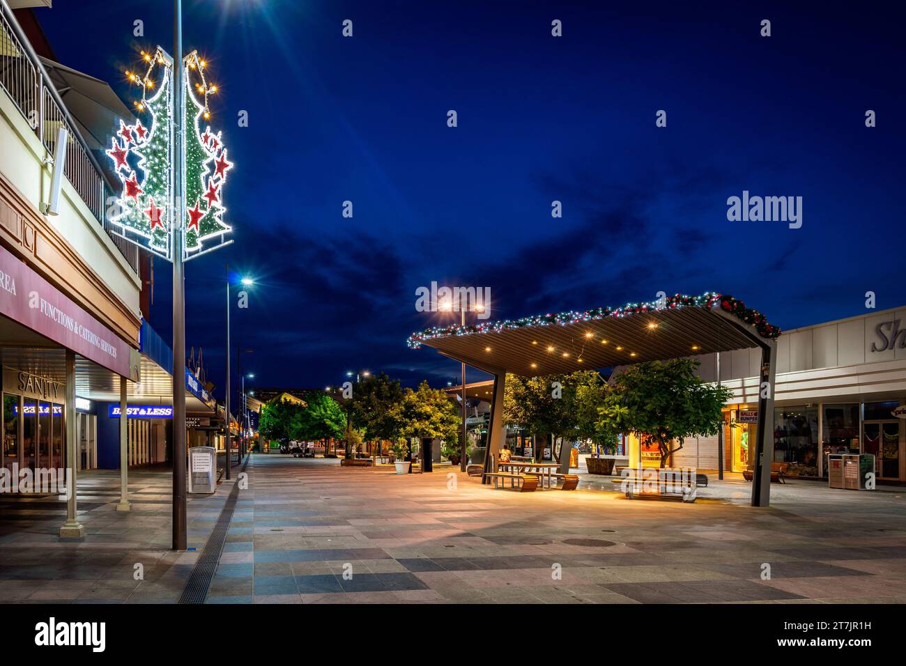 Mildura, Victoria, Australien - Weihnachtsdekoration auf den Straßen der Stadt bei Nacht Stockfoto