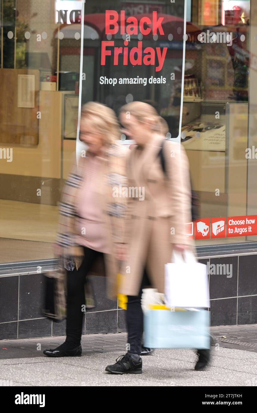 New Street, Birmingham 16. November 2023 - Verkauf von Plakaten in den Geschäften im Stadtzentrum von Birmingham im Vorfeld des Black Friday. PIC by Credit: Stop Press Media/Alamy Live News Stockfoto