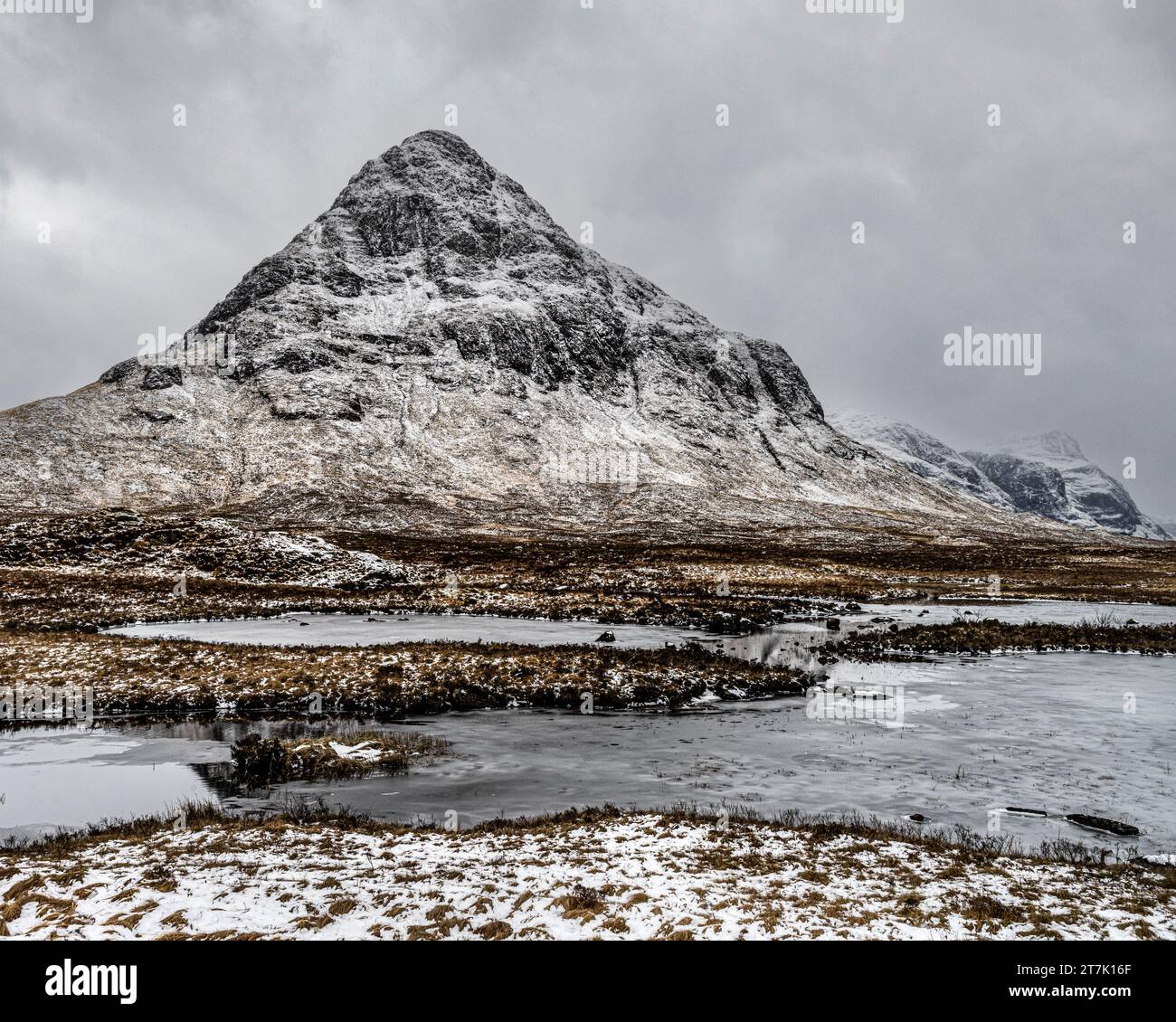 Lochan na Fola, Glencoe, Schottland unter Buachaille Etive Beag Stockfoto