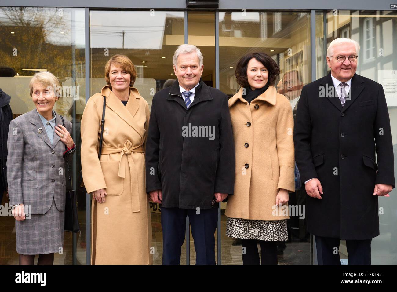 Unkel, Deutschland. November 2023. Der finnische Staatspräsident Sauli Niinistö (2. V. l.), Ehefrau Jenni Haukio (3. V. l.), Bundespräsident Frank-Walter Steinmeier (R.) und Ehefrau Elke Büdenbender (2. V. l.) und Brigitte Seebacher (l.), Witwe von Willy Brandt, besuchen das Willi Brandt Forum in Unkel. Der ehemalige Bundeskanzler Brandt lebte von 1979 bis 1992 in Unkel am Rhein. Quelle: Thomas Frey/dpa/Alamy Live News Stockfoto