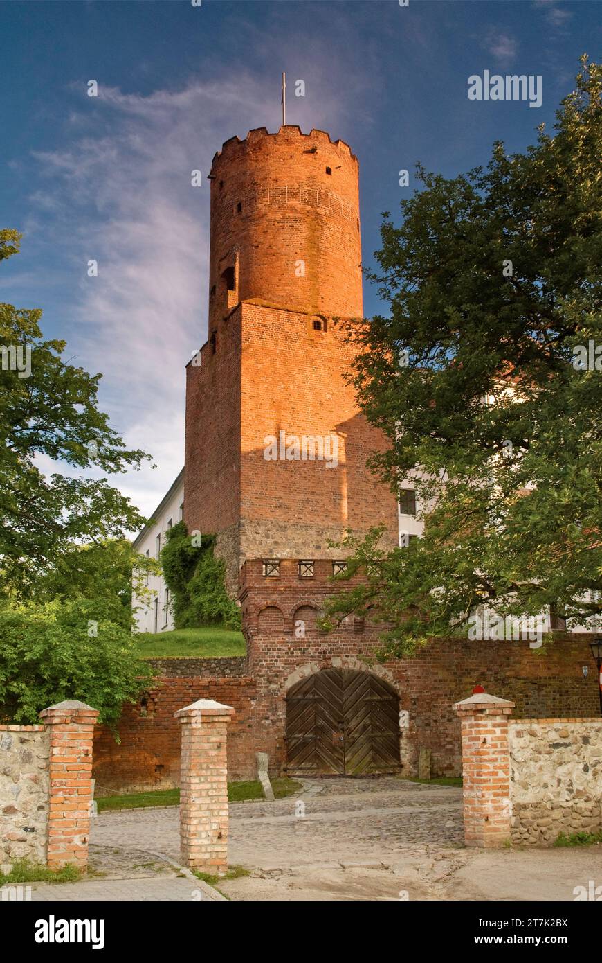 Eingang und Turm in der Burg der Ritter des Heiligen Johannes von Jerusalem in Łagów, Woiwodschaft Lubuskie, Polen Stockfoto