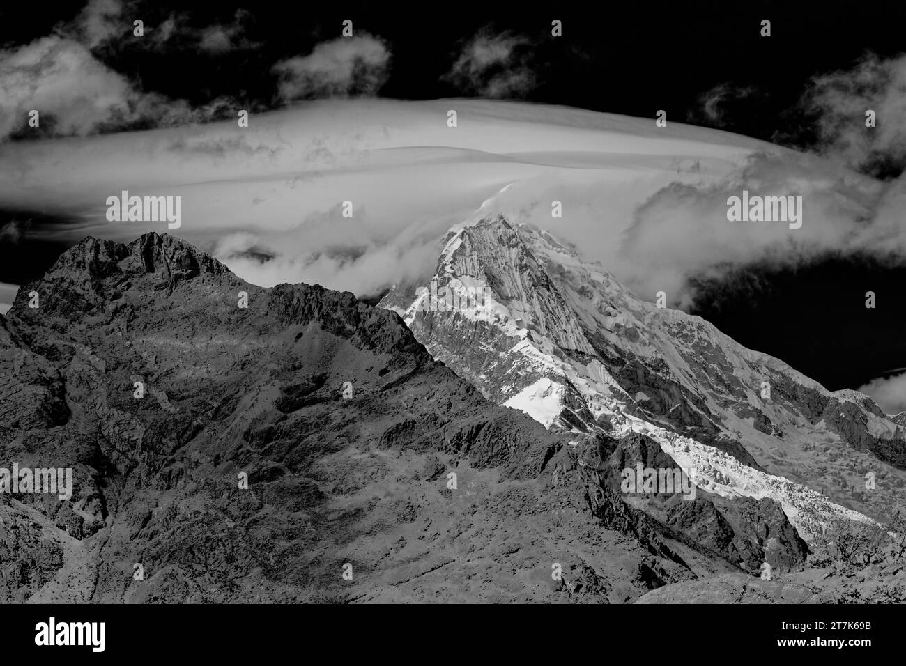 Wolken, Nevado Chopicalqui, Cordillera Blanca, Ancash, Peru Stockfoto
