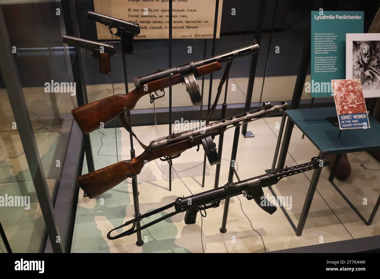 Sowjetische Pistolen, Maschinen- und Maschinengewehre aus dem 2. Weltkrieg – Ausstellung im Imperial war Museum in London Stockfoto