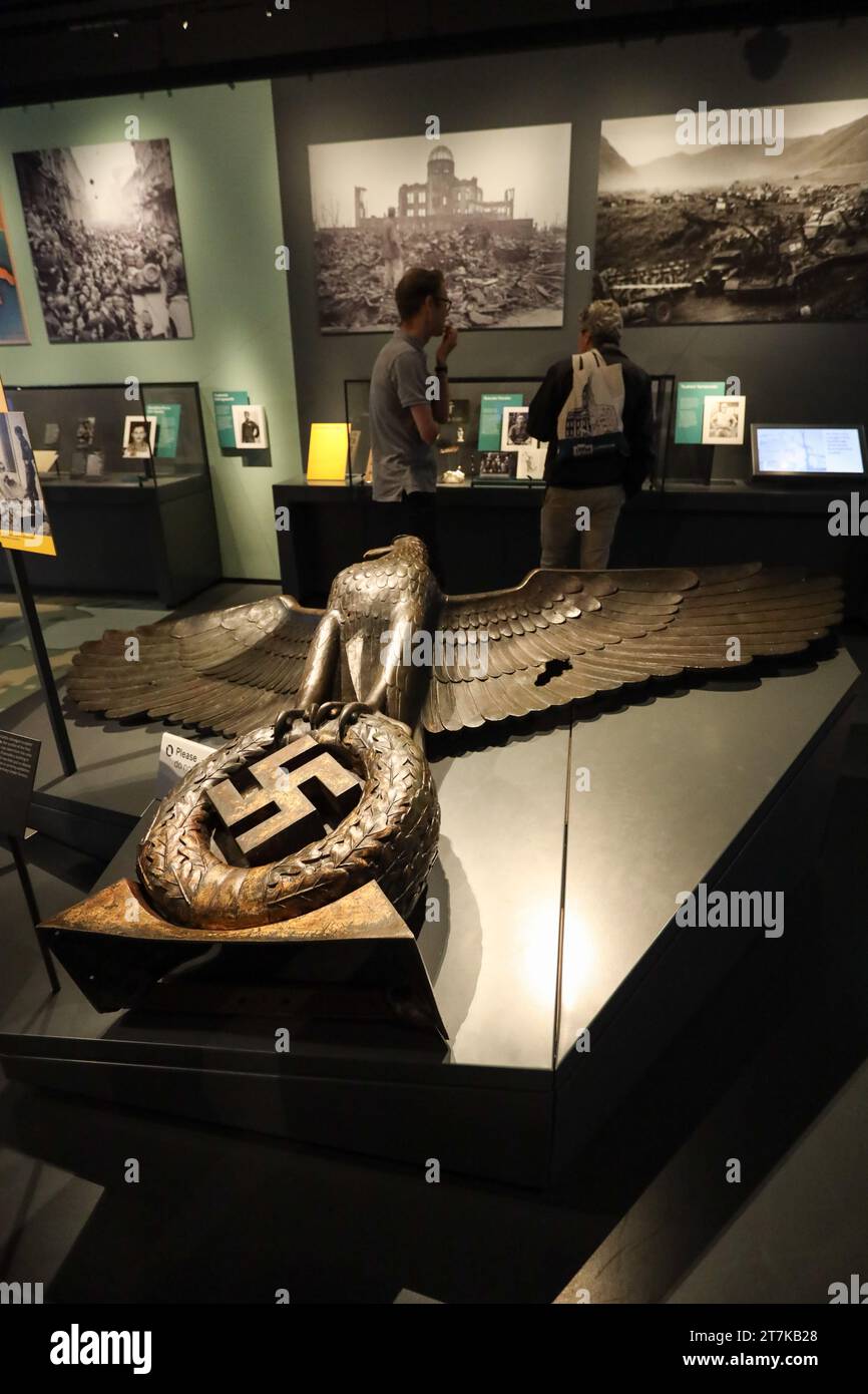 Kampf gegen den beschädigten, plastischen Nazi-Adler aus den Ruinen des Kanzlergebäudes in Berlin, ausgestellt im Imperial war Museum in London Stockfoto