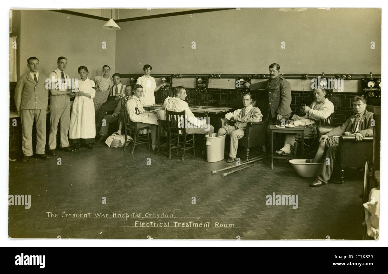 Original-Postkarte aus der Zeit des 1. Weltkriegs von verwundeten Soldaten, die sich erholen oder möglicherweise wegen eines Granatschocks mit Elektrotherapie behandelt werden, im Electrical Treatment Room, Crescent war Hospital, Croydon, London, um 1917. GROSSBRITANNIEN Stockfoto