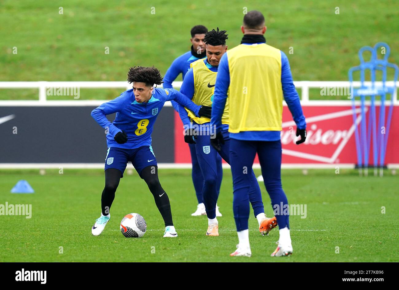 Englands Rico Lewis (links) und Ollie Watkins während eines Trainings in St. George's Park, Burton upon Trent. Bilddatum: Donnerstag, 16. November 2023. Stockfoto