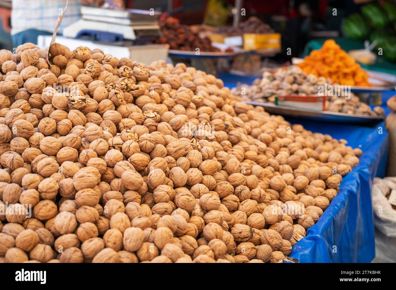 Walnussverkauf auf dem traditionellen türkischen Bauernmarkt, eine Theke gefüllt mit frischem Obst Stockfoto