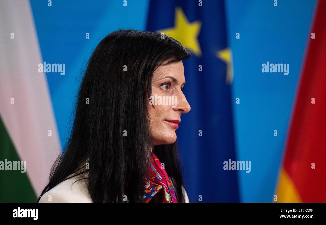 Berlin, Deutschland. November 2023. Die bulgarische Außenministerin Mariya Gabriel spricht auf einer Pressekonferenz nach ihrem Treffen mit Bundesaußenministerin Baerbock im Auswärtigen Amt. Deutschland und Bulgarien unterhalten seit langem bilaterale Beziehungen. Quelle: Hannes P Albert/dpa/Alamy Live News Stockfoto