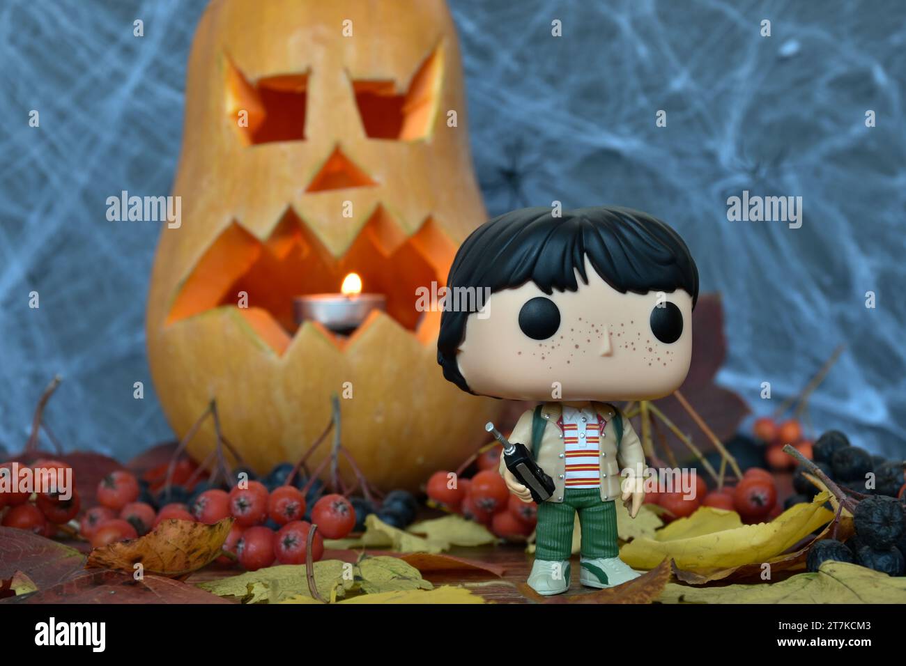 Funko Pop Actionfigur von Mike aus der beliebten TV-Serie Stranger Things. Halloween, Jack o Laterne, Spinnennetz, Herbstlaub, gruselige Jahreszeit. Stockfoto