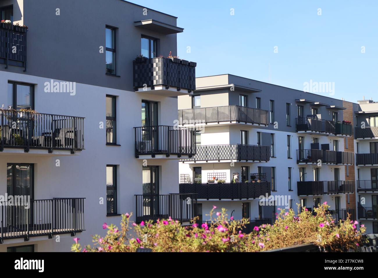 Blick auf das Gebäude, Apartments. Sonnige Tage Stockfoto