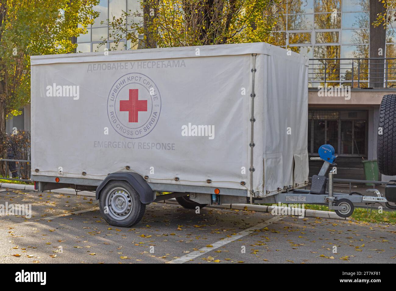 Belgrad, Serbien - 23. November 2021: Offizieller Trailer für das Notfallteam des Roten Kreuzes. Stockfoto