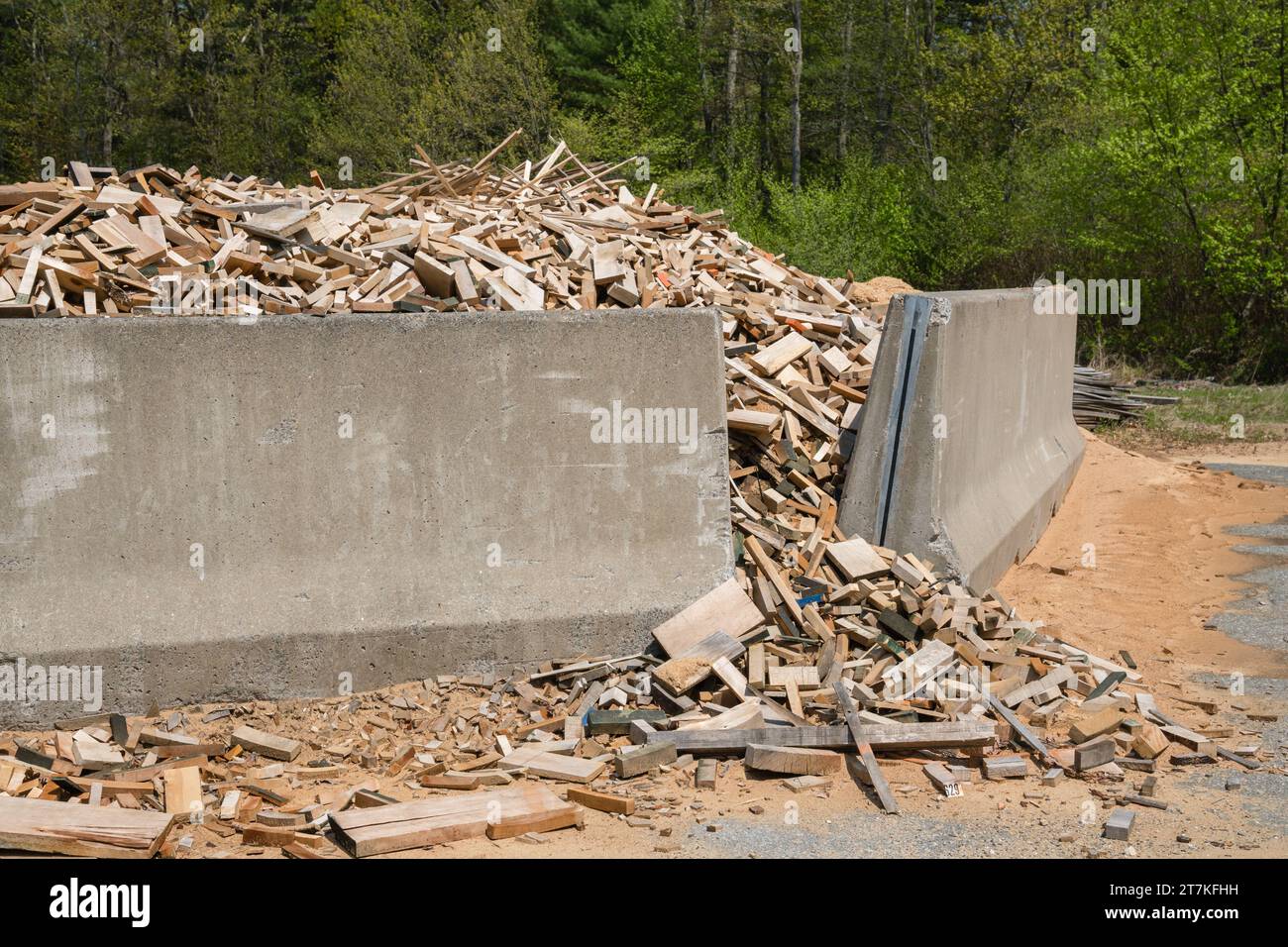 Holzschrott aus einem Holzlager. Stockfoto