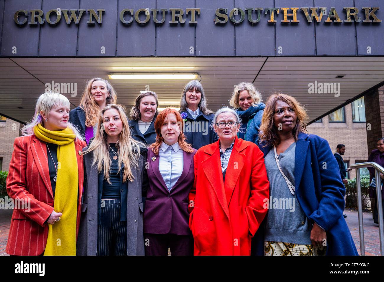 London, Großbritannien. November 2023. Extinction Rebellion Frauen, die HSBC-Fenster zerbrachen, werden am Southwark Crown Court für „nicht schuldig“ befunden. Die britische Modedesignerin Stella McCartney CBE kleidete die Frauen von HSBC 9 zum Prozess an. Die Geschworenen haben heute das Urteil nach nur zwei Stunden Beratung nach einem dreiwöchigen Prozess zurückgegeben. Zu den neun Angeklagten gehörten Jessica Agar (23), die Journalistin Holly (Blyth) Brentnall (32), die ehemalige Kandidatin für die Londoner Bürgermeisterin Valerie Brown (71 (R), die Gemeindeorganisation Eleanor (Gully) Bujak (31), XR Mitbegründerin und Dozent für nachhaltige Mode an der Central Saint Martins, Clare Farrell Stockfoto