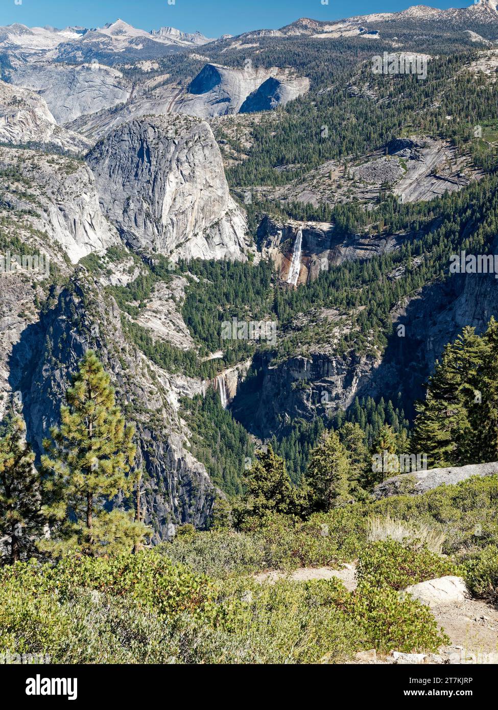 Der Blick auf Nevada Fall und Vernal Fall vom Glacier Point aus im Yosemite National Park, Kalifornien, USA Stockfoto