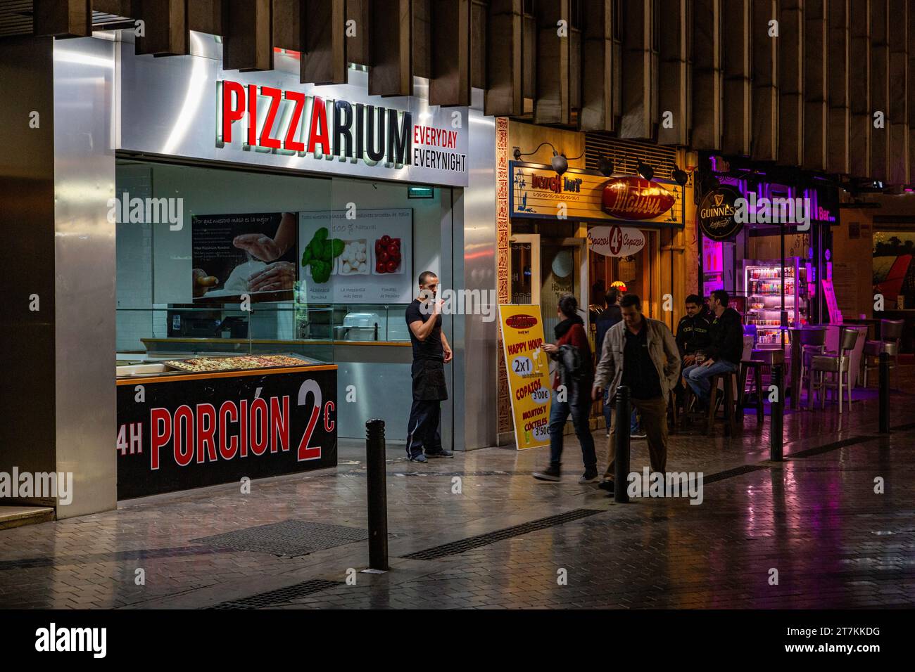 Nachtaufnahme von einem Pizzaladen in Malaga, Andalusien, Spanien Stockfoto