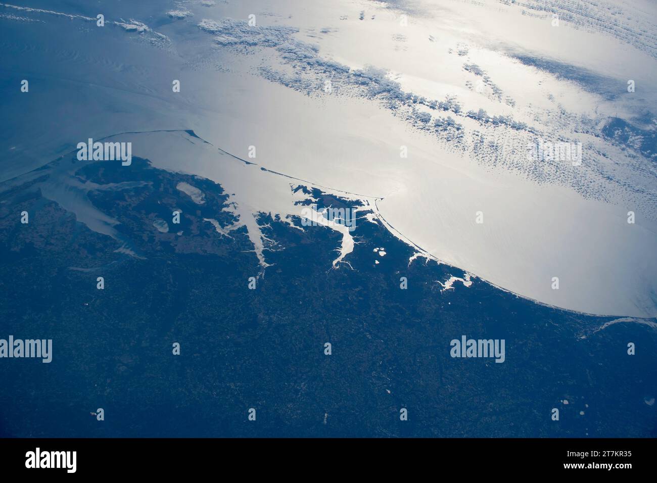 NORTH CAROLINA, USA - 29. Oktober 2023 - die glitzernde Atlantikküste North Carolinas, von Kitty Hawk (ganz links) bis Wilmington (Far Rig Stockfoto