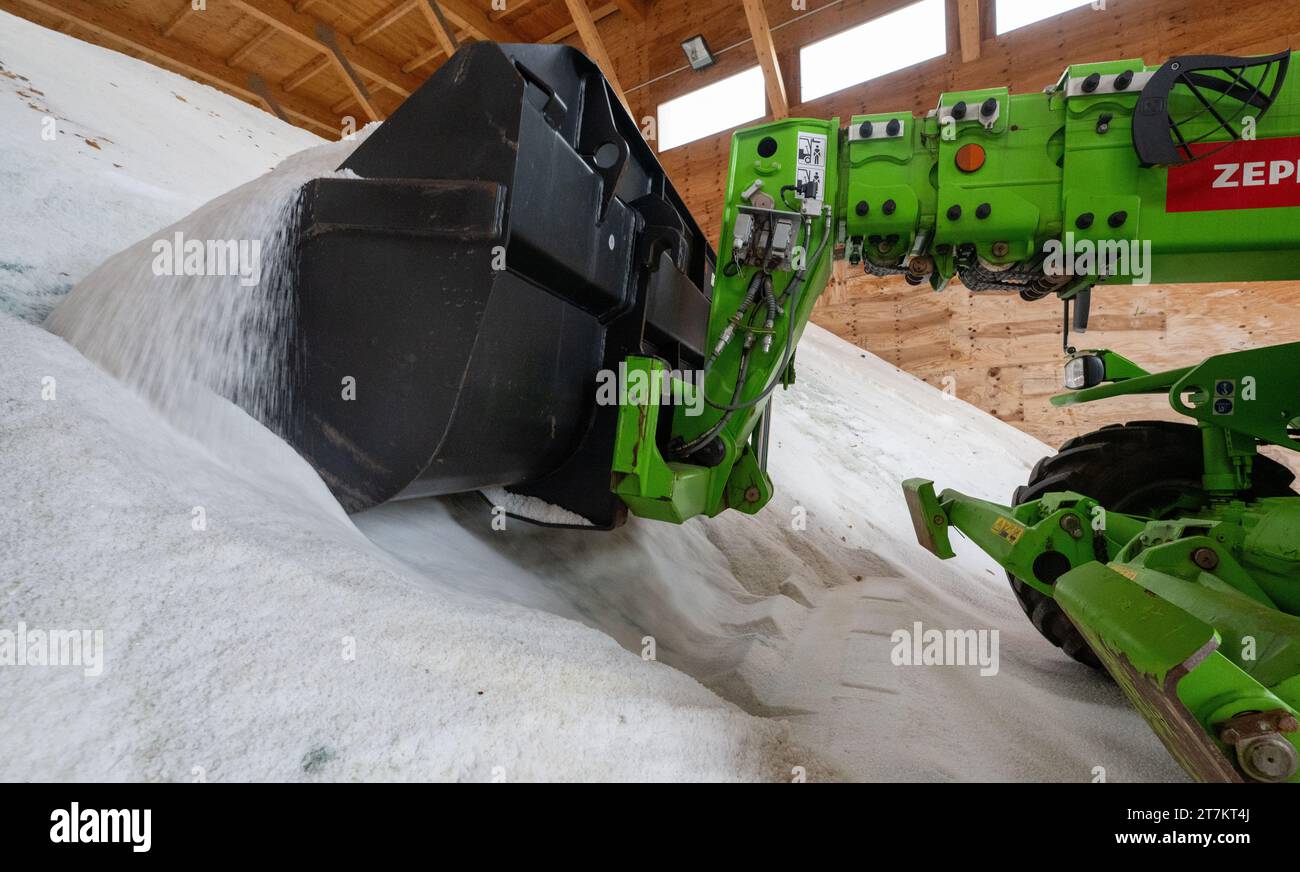 Chemnitz, Deutschland. November 2023. Ein Radlader sammelt Streusalz in der Salzhalle des Autobahnwartungswerks Chemnitz. Die sächsischen Straßenbauwerke sind gut auf den kommenden Winter vorbereitet. Um den Verkehr auf der über 500 Kilometer langen Autobahn bei Frost und Schnee aufrecht zu erhalten, stehen 64 Fahrzeuge und gut 230 Mitarbeiter bereit. Dazu gehört auch ein Bestand von über 15.000 Tonnen Streusalz. Quelle: Hendrik Schmidt/dpa/Alamy Live News Stockfoto