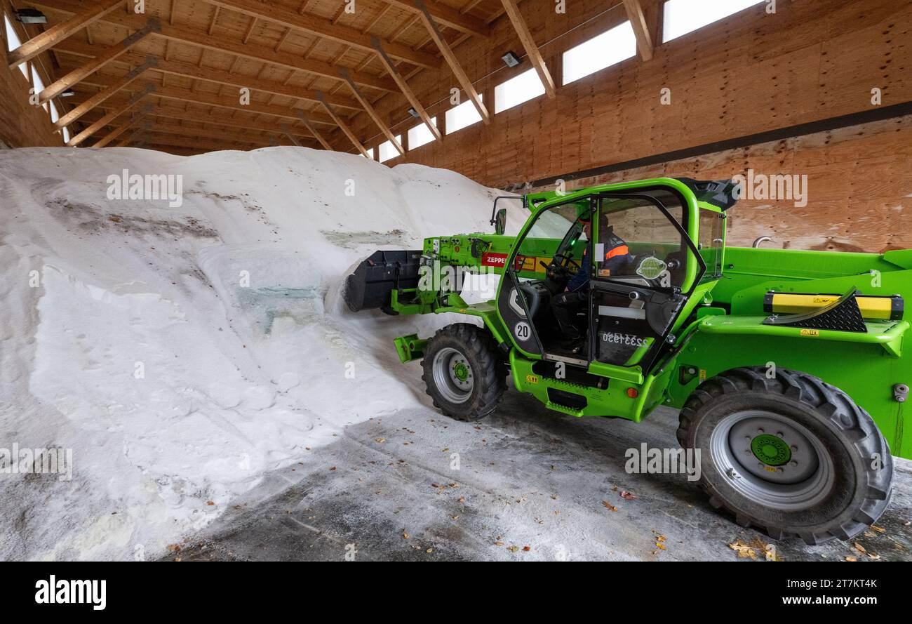 Chemnitz, Deutschland. November 2023. Ein Radlader sammelt Streusalz in der Salzhalle des Autobahnwartungswerks Chemnitz. Die sächsischen Straßenbauwerke sind gut auf den kommenden Winter vorbereitet. Um den Verkehr auf der über 500 Kilometer langen Autobahn bei Frost und Schnee aufrecht zu erhalten, stehen 64 Fahrzeuge und gut 230 Mitarbeiter bereit. Dazu gehört auch ein Bestand von über 15.000 Tonnen Streusalz. Quelle: Hendrik Schmidt/dpa/Alamy Live News Stockfoto