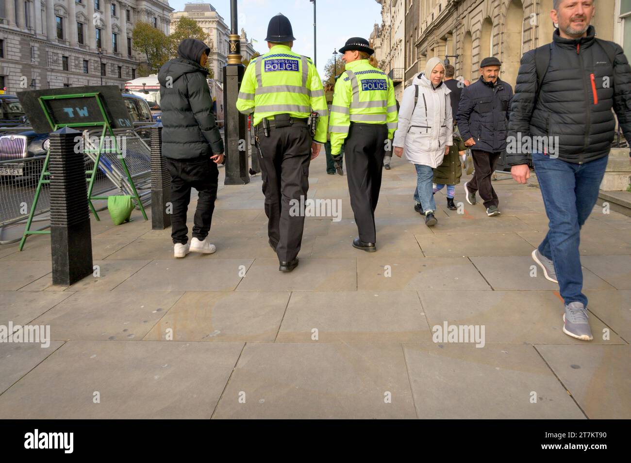 London, Großbritannien. Metropolitan Police Officers, die mit der Öffentlichkeit in Whitehall, Westminster, interagieren Stockfoto