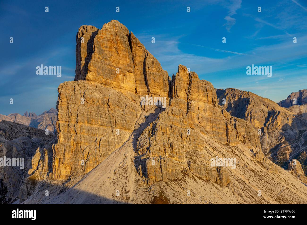 Averau Berggipfel in den Dolomiten von der forcella Nuvolau Bergwelt bei Sonnenuntergang. Wunderschöner, malerischer felsiger Gipfel in den Dolomiten, Italien Stockfoto