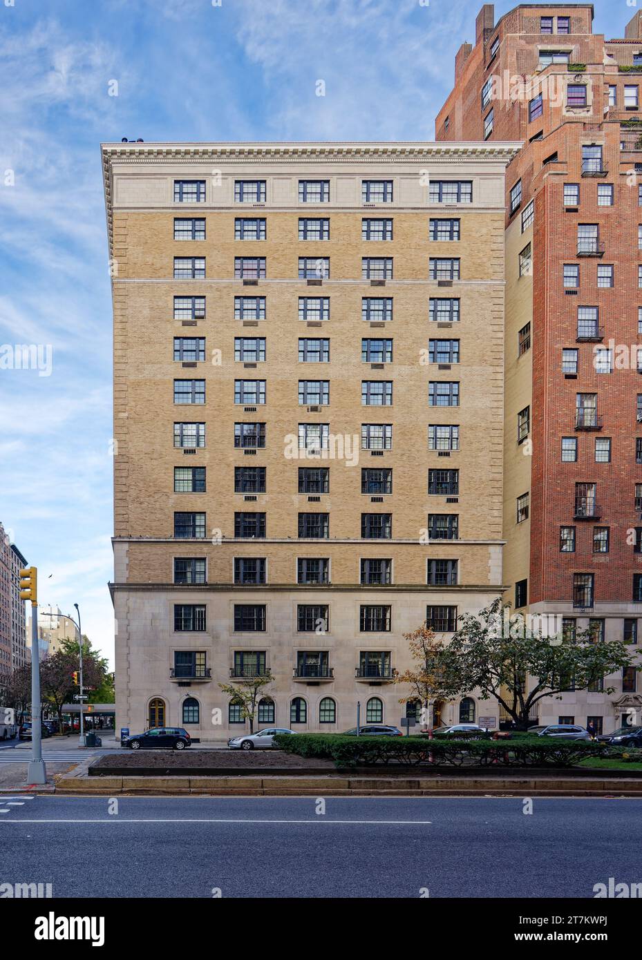 755 Park Avenue, ein Wahrzeichen Neorenaissance-Apartmentgebäude aus Ziegel und Stein, entworfen von W. L. Rouse & L. A. Goldstone, erbaut 1915. Stockfoto