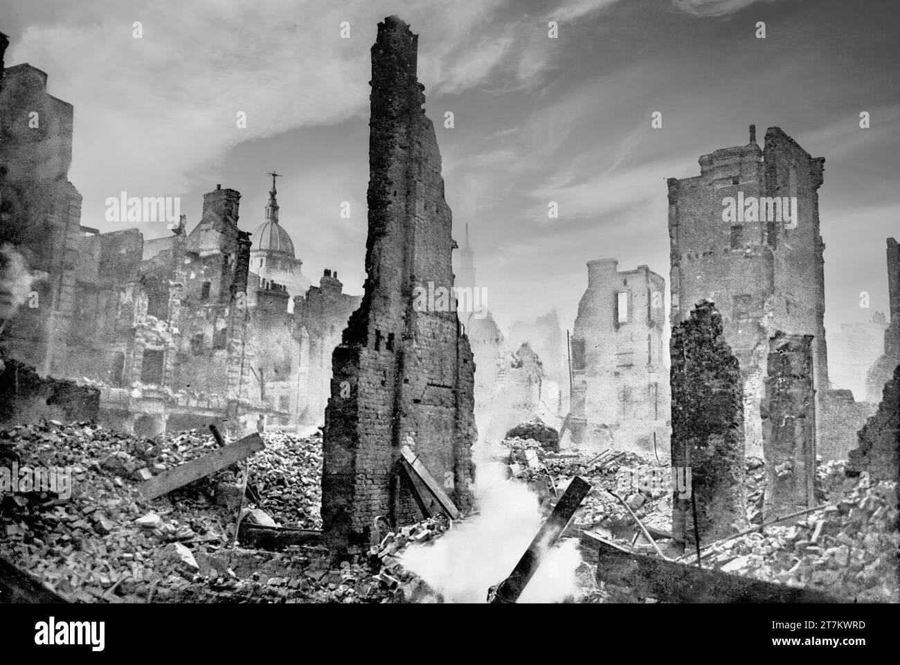 Die Schäden, die während der Luftangriffe der Luftwaffe während des Zweiten Weltkriegs und in der zweiten Hälfte des Jahres 1940 entstanden sind. Das Bild vom Morgen des 29. Dezember 1940 zeigt den Paternoster Square und die entfernte Figur des Richters, die noch immer auf dem Old Bailey steht. Stockfoto