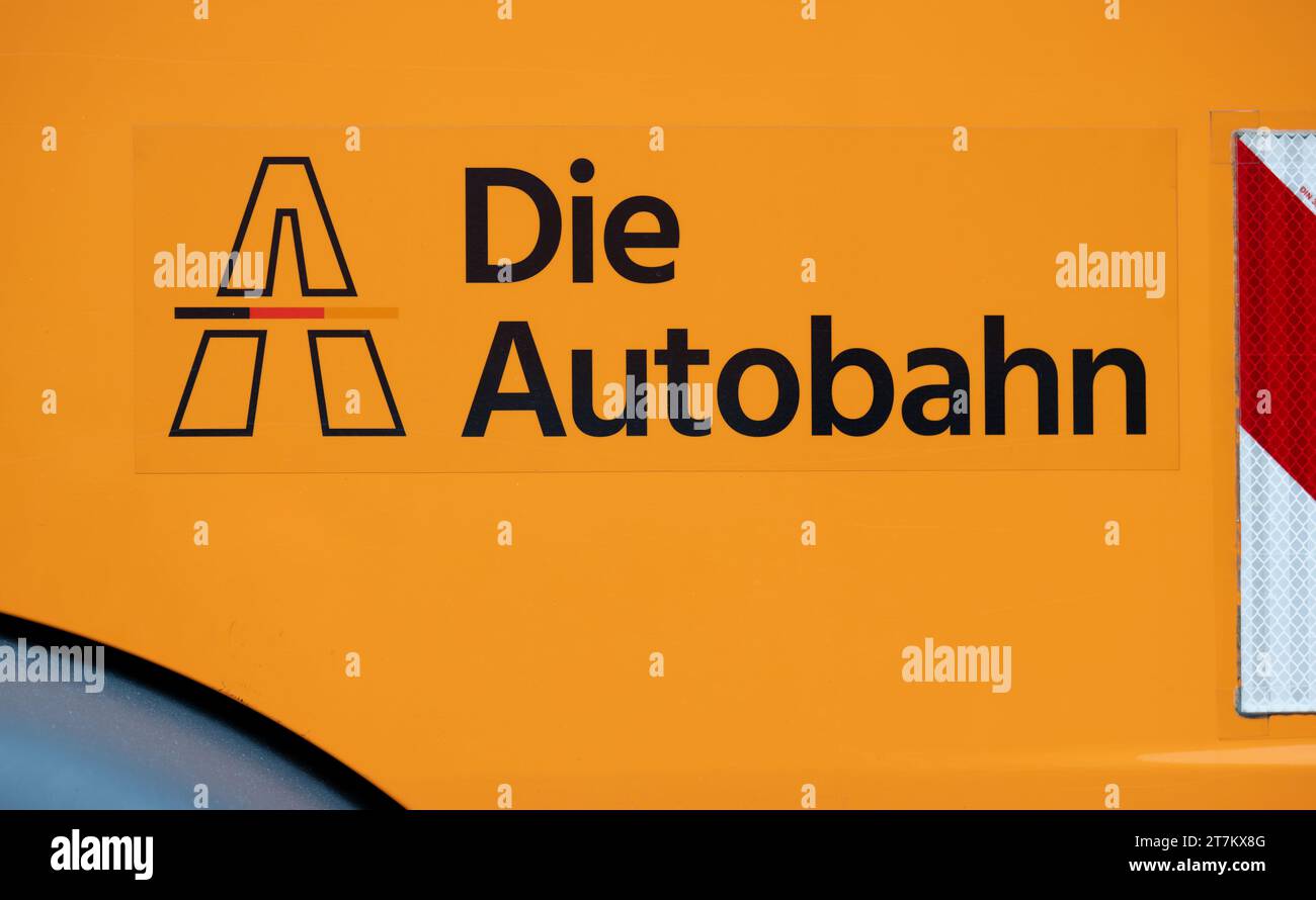 Chemnitz, Deutschland. November 2023. "Die Autobahn" steht an der Tür eines Fahrzeugs aus dem Autobahnwartungsdepot in Chemnitz. Die sächsischen Straßenbauwerke sind gut auf den kommenden Winter vorbereitet. Um den Verkehr auf der über 500 Kilometer langen Autobahn bei Frost und Schnee aufrecht zu erhalten, stehen 64 Fahrzeuge und gut 230 Mitarbeiter bereit. Dazu gehört auch ein Bestand von über 15.000 Tonnen Streusalz. Quelle: Hendrik Schmidt/dpa/Alamy Live News Stockfoto