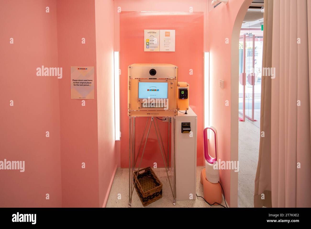 Kleine Fotokabine im rosafarbenen Design, in der Sie sofort drucken können. Die Geschäftsabläufe werden automatisiert, ohne dass Servicemitarbeiter in der Werkstatt benötigt werden. Singapur. Stockfoto