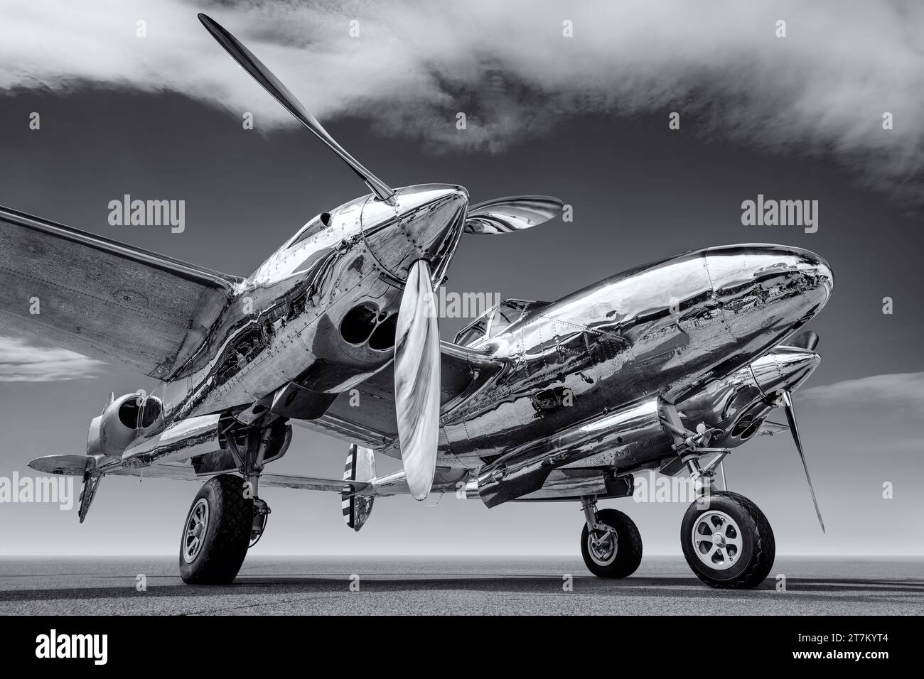 Historisches Kampfflugzeug auf einer Landebahn Stockfoto