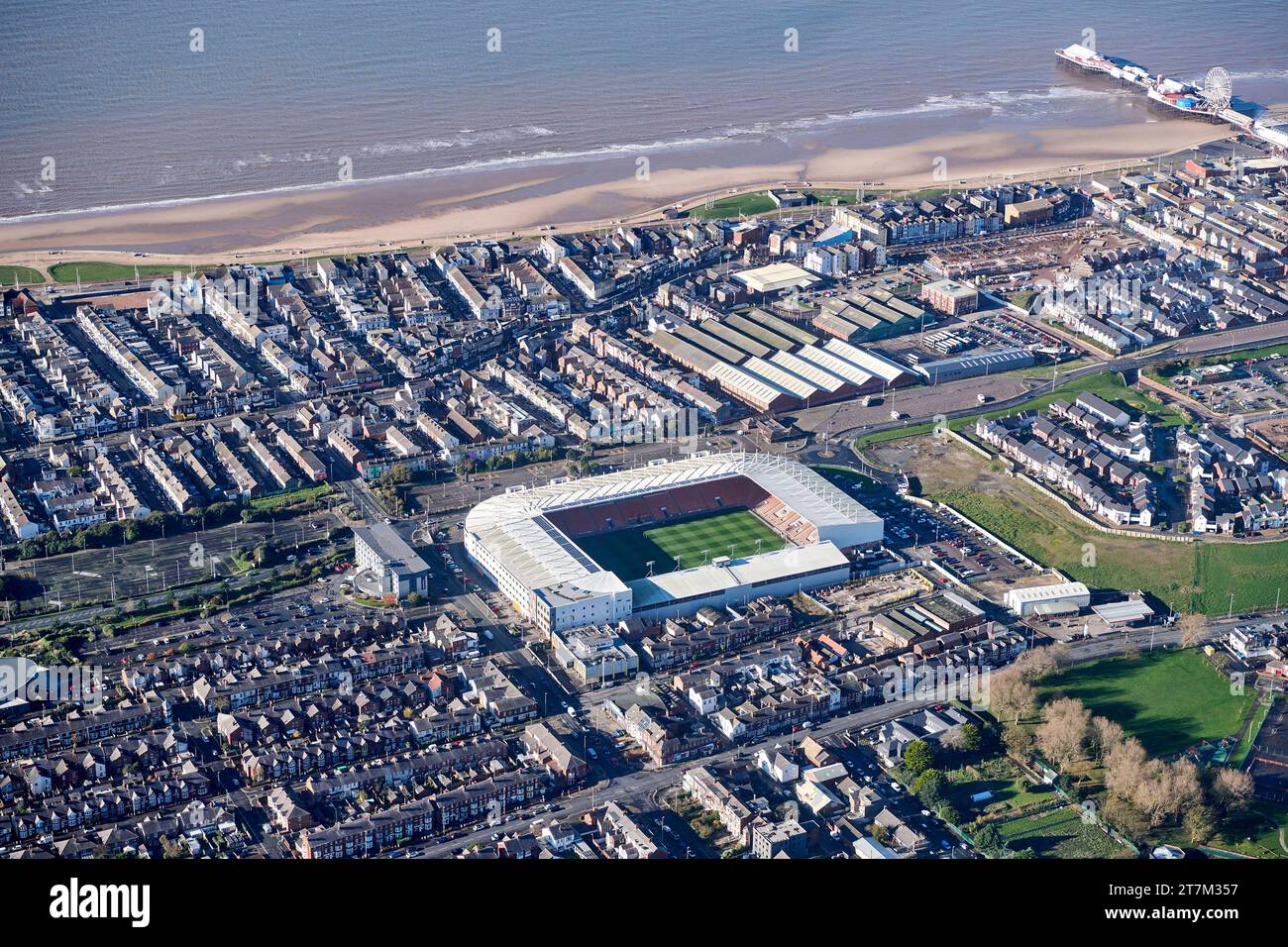Ein Luftbild von Bloomfield Road, Heimstadion des Blackpool Football Clubs in Nordwestengland, Großbritannien Stockfoto