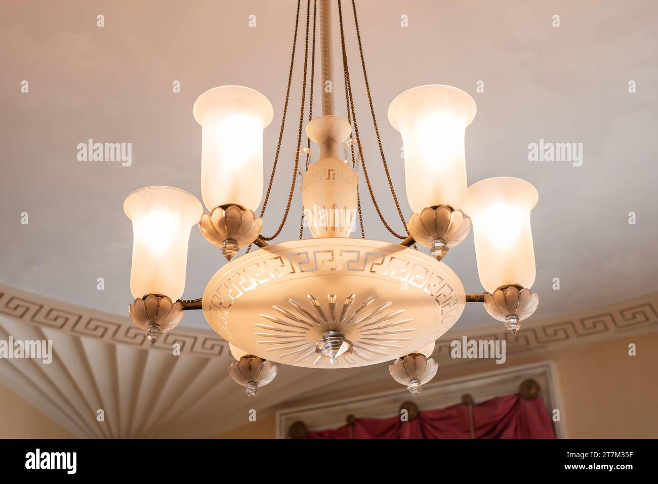 Leuchte im Wohnzimmer des Owens-Thomas House in Savannah, Georgia. Stockfoto