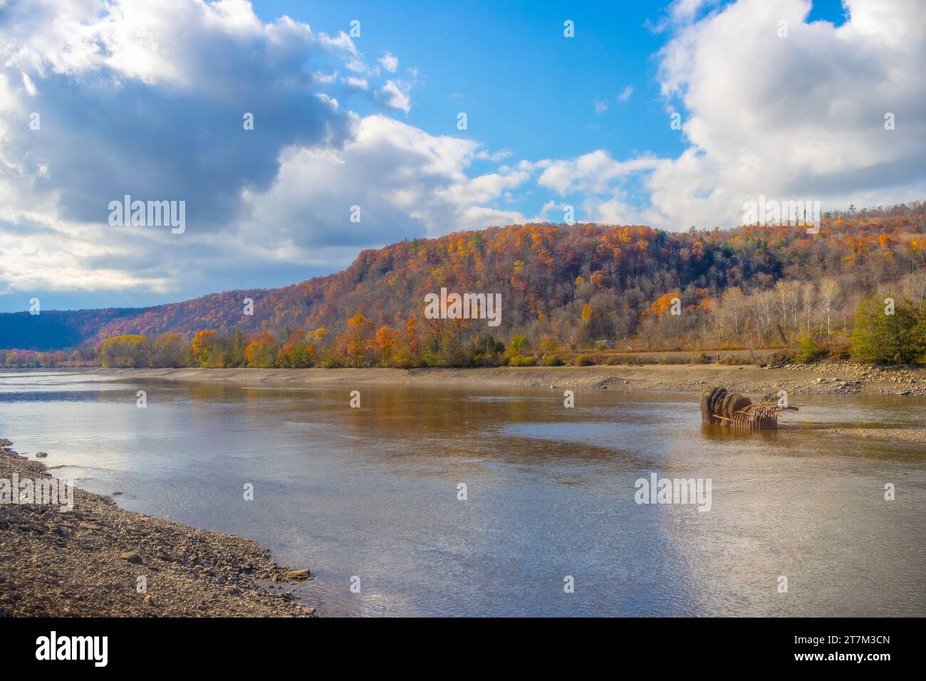 Fall in den Bergen am Wasser Stockfoto