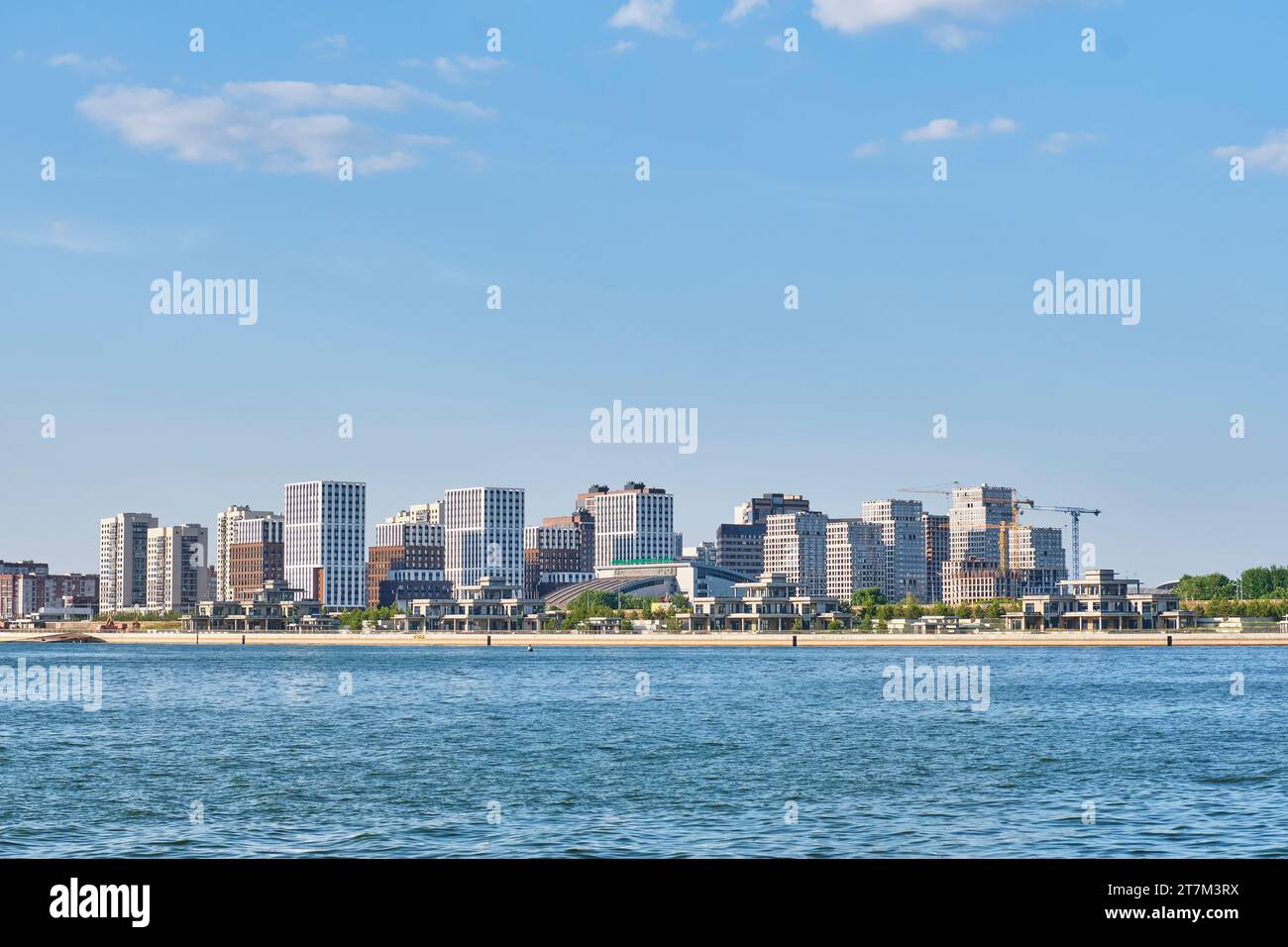 Moderne Gebäude des Wohngebietes Nowo-Savinsky auf der Seite des Flusses Kasanka, Kasan, Russland Stockfoto