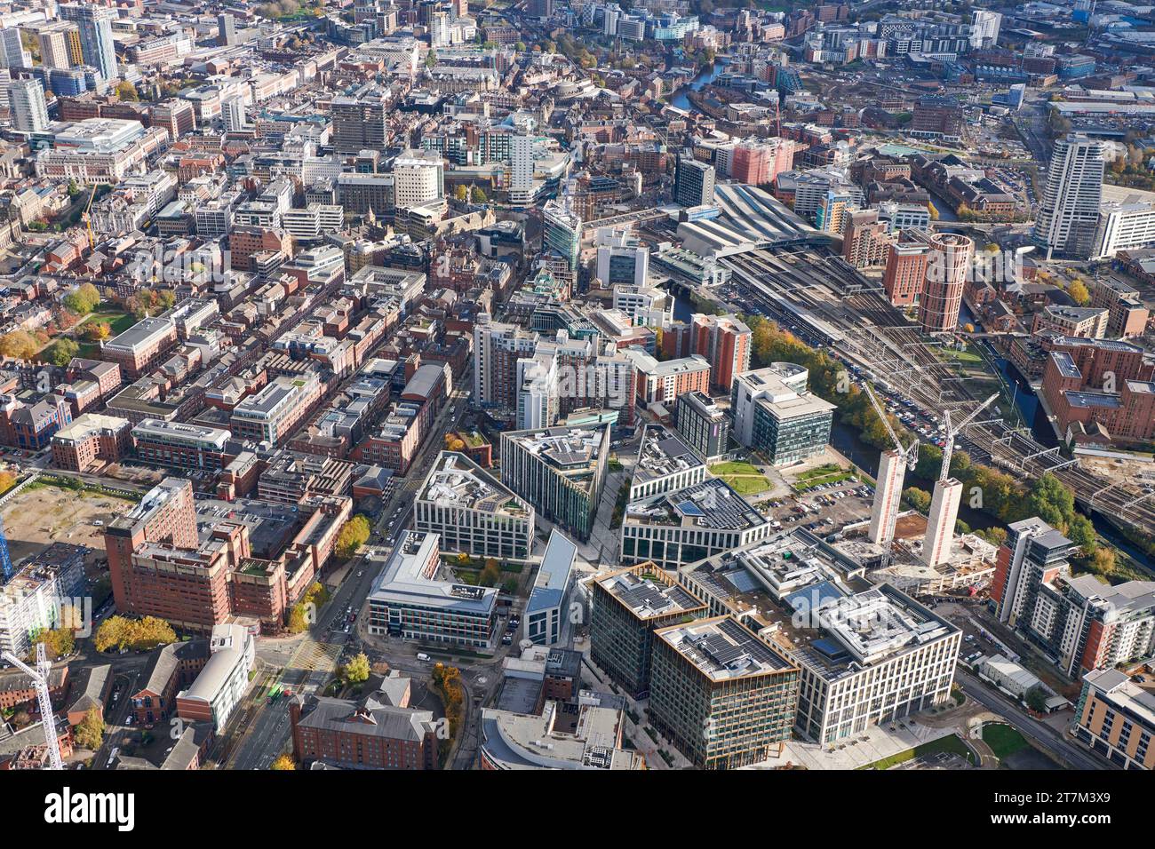 West End, Whitehall Road im Stadtzentrum von Leeds, West Yorkshire, Nordengland, Großbritannien, aus der Luft geschossen Stockfoto