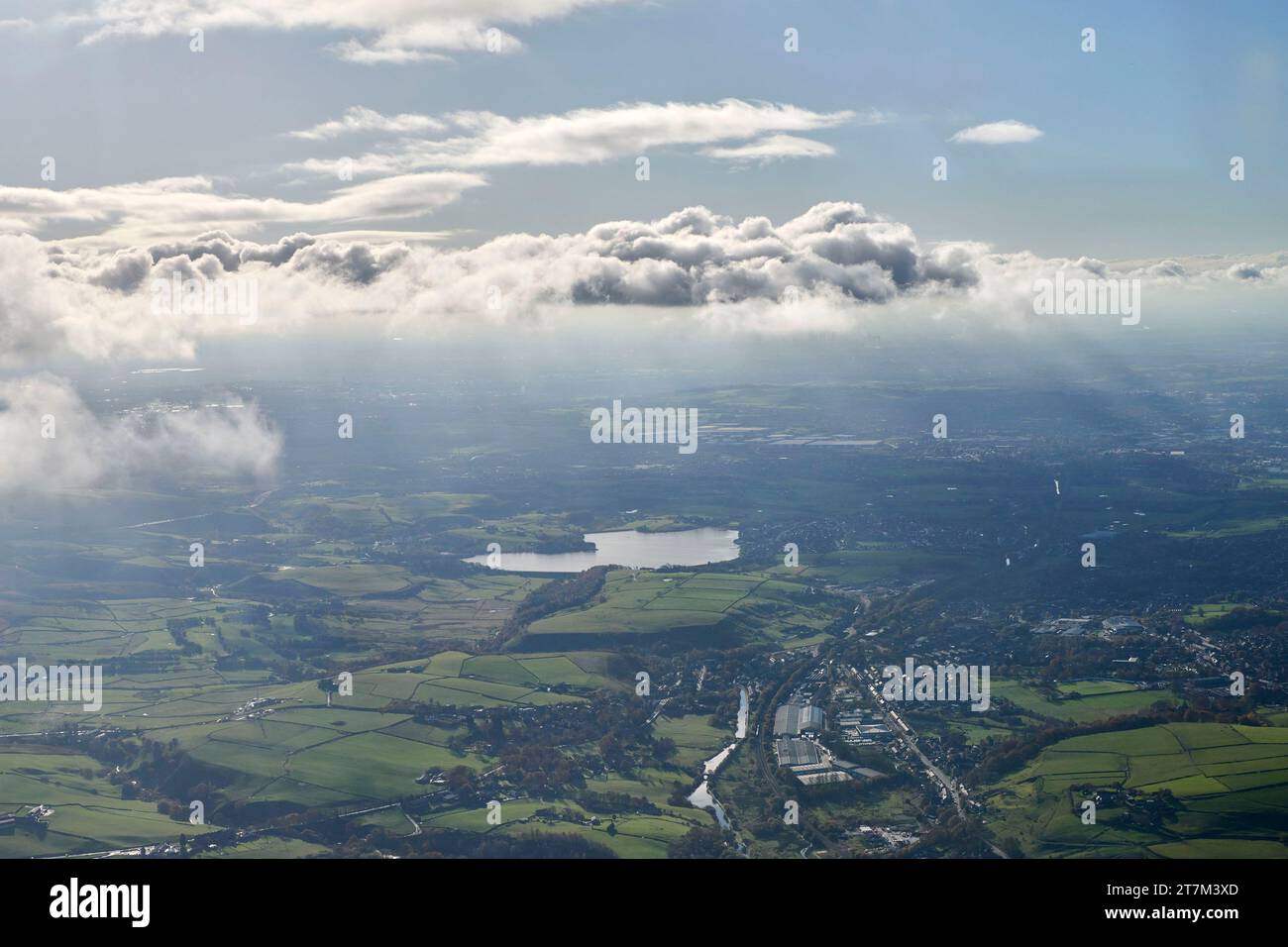 Ein ätherisches Luftbild, das westwärts über die Pennines in Richtung Rochdale blickt und den Hollingworth-See unter den Wolken zeigt, im Nordwesten Englands, Großbritannien Stockfoto