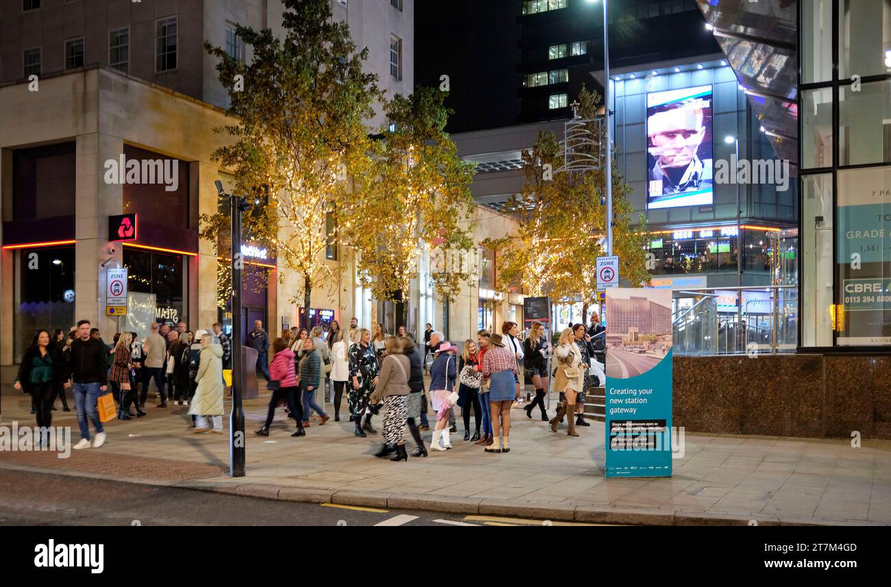 Nachtschwärmer in Park Row, Leeds City Centre at Night, West Yorkshire, Nordengland, Großbritannien Stockfoto