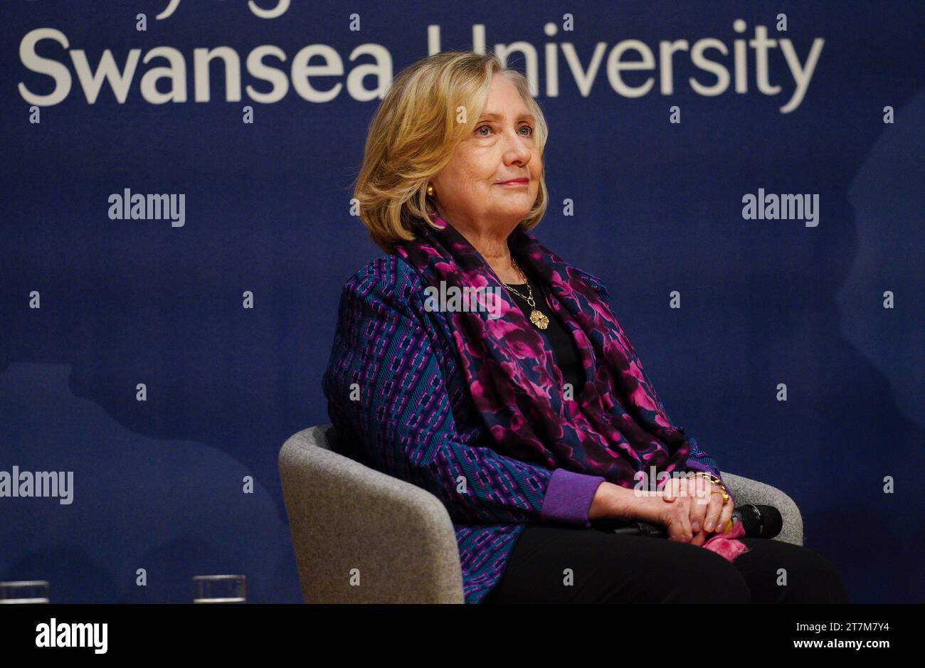 Hilary Clinton (zweite links) während eines Gesprächs über die aktuellen globalen Herausforderungen und die Bedeutung der Einbindung junger Menschen in Führungspositionen in der Great Hall auf dem Campus der Swansea University Bay. Bilddatum: Donnerstag, 16. November 2023. Stockfoto