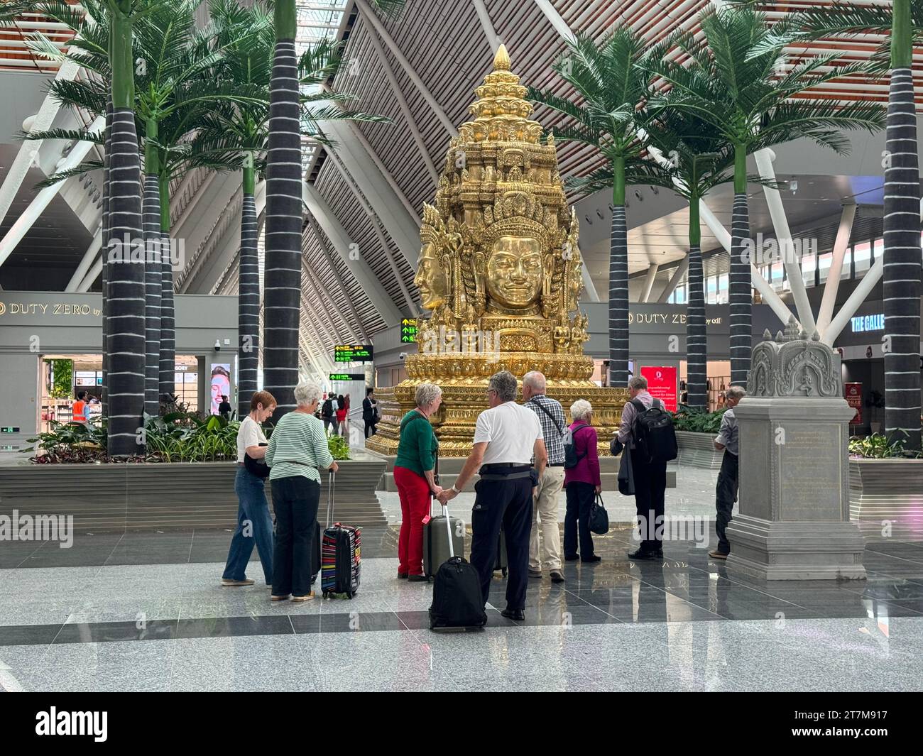 Siem Reap, Kambodscha. November 2023. Passagiere warten am 16. November 2023 am Siem Reap Angkor International Airport (SAI) in der Provinz Siem Reap, Kambodscha, auf ihren Flug. Der von China investierte internationale Flughafen Siem Reap Angkor (SAI) im Nordwesten Kambodschas in der Provinz Siem Reap wurde am Donnerstag offiziell eingeweiht, was Hoffnung auf eine Erholung der Tourismusbranche im Königreich weckte. Quelle: Liao Hongqing/Xinhua/Alamy Live News Stockfoto