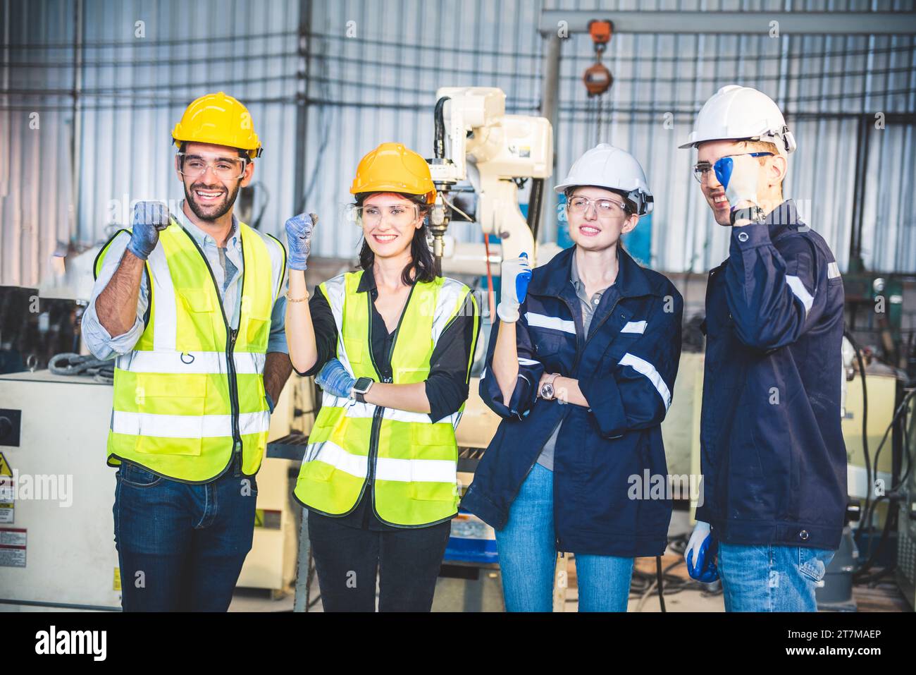 Ingenieurteam Mechaniker in der Stahlwerkstatt. Programmiersoftware für Industrieroboter für automatisierte Fertigungstechnologie Stockfoto