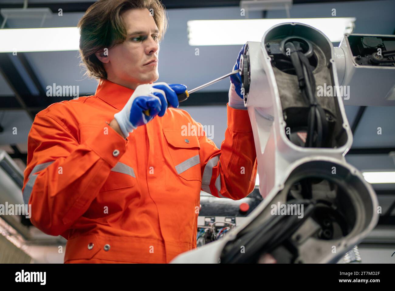 Instandhaltungstechnik Reparatur automatische Schweißroboterarmmaschine an der Produktionslinie im Industriewerk. Stockfoto