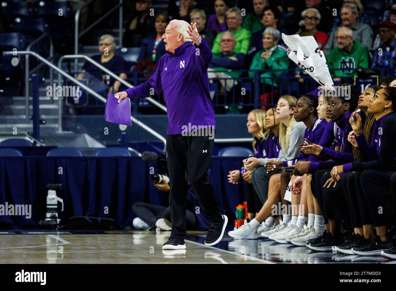 South Bend, Indiana, USA. November 2023. Joe McKeown, Cheftrainer des Northwestern, reagiert auf einen Anruf während des NCAA Women's Basketball-Spiels zwischen den Northwestern Wildcats und den Notre Dame Fighting Irish im Purcell Pavilion im Joyce Center in South Bend, Indiana. Notre Dame besiegte den Nordwesten von 110 bis 52. John Mersits/CSM (Credit Image: © John Mersits/Cal Sport Media). Quelle: csm/Alamy Live News Stockfoto