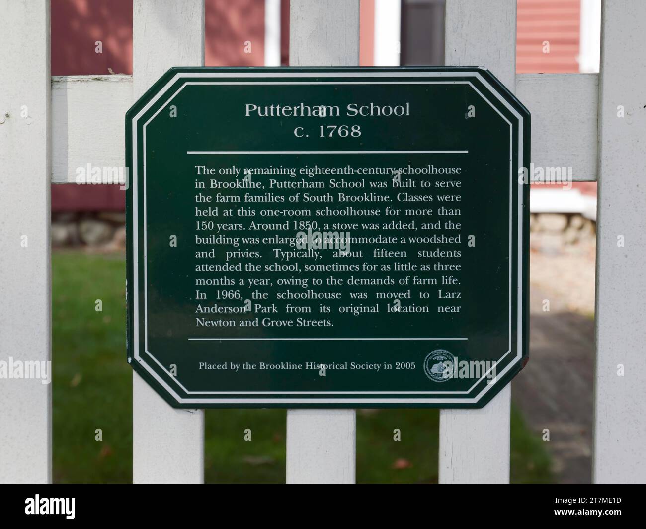 Plakette mit der Beschreibung der Putterham School im Larz Anderson Park, Weld Estate, Brookline, Massachusetts Stockfoto