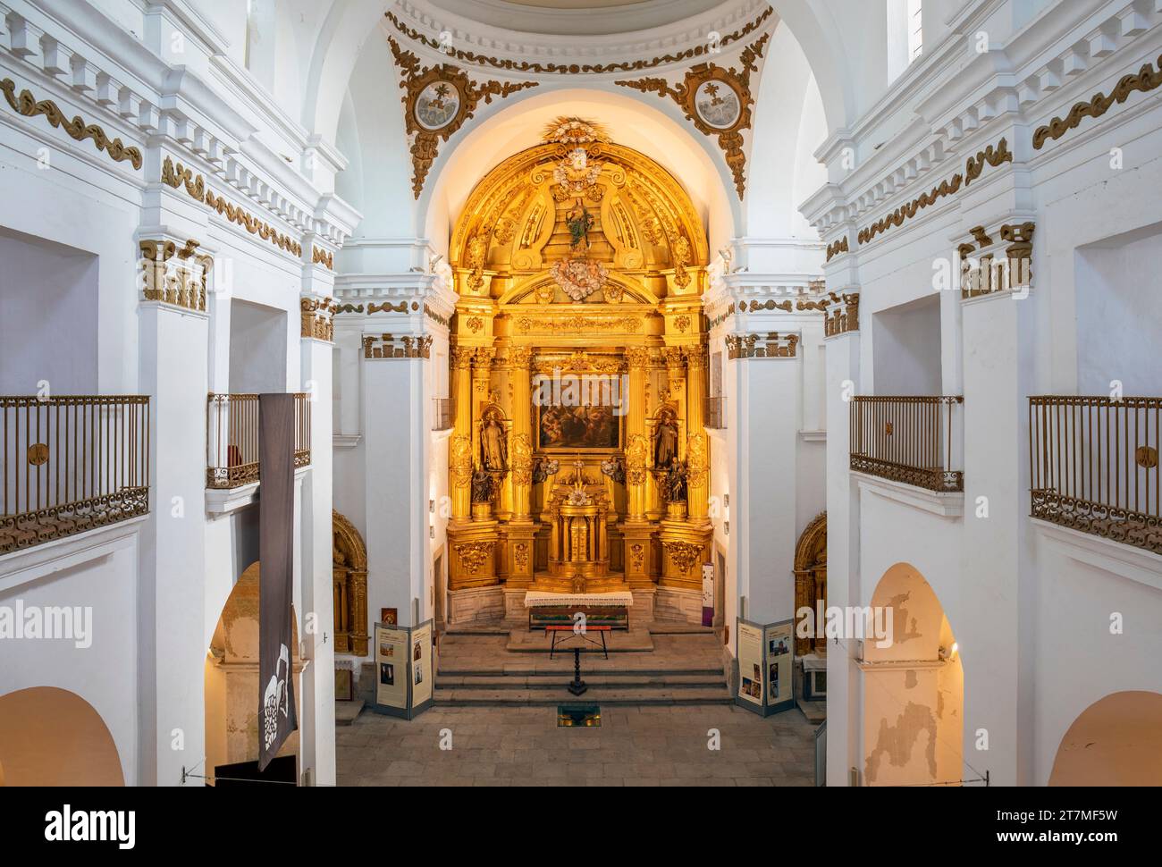 Europa, Spanien, Extremadura, Cáceres, die Kirche von San Francisco Javier (Kirche des kostbaren Blutes) zeigt das Innere des Kirchenschiffs und des Altars Stockfoto