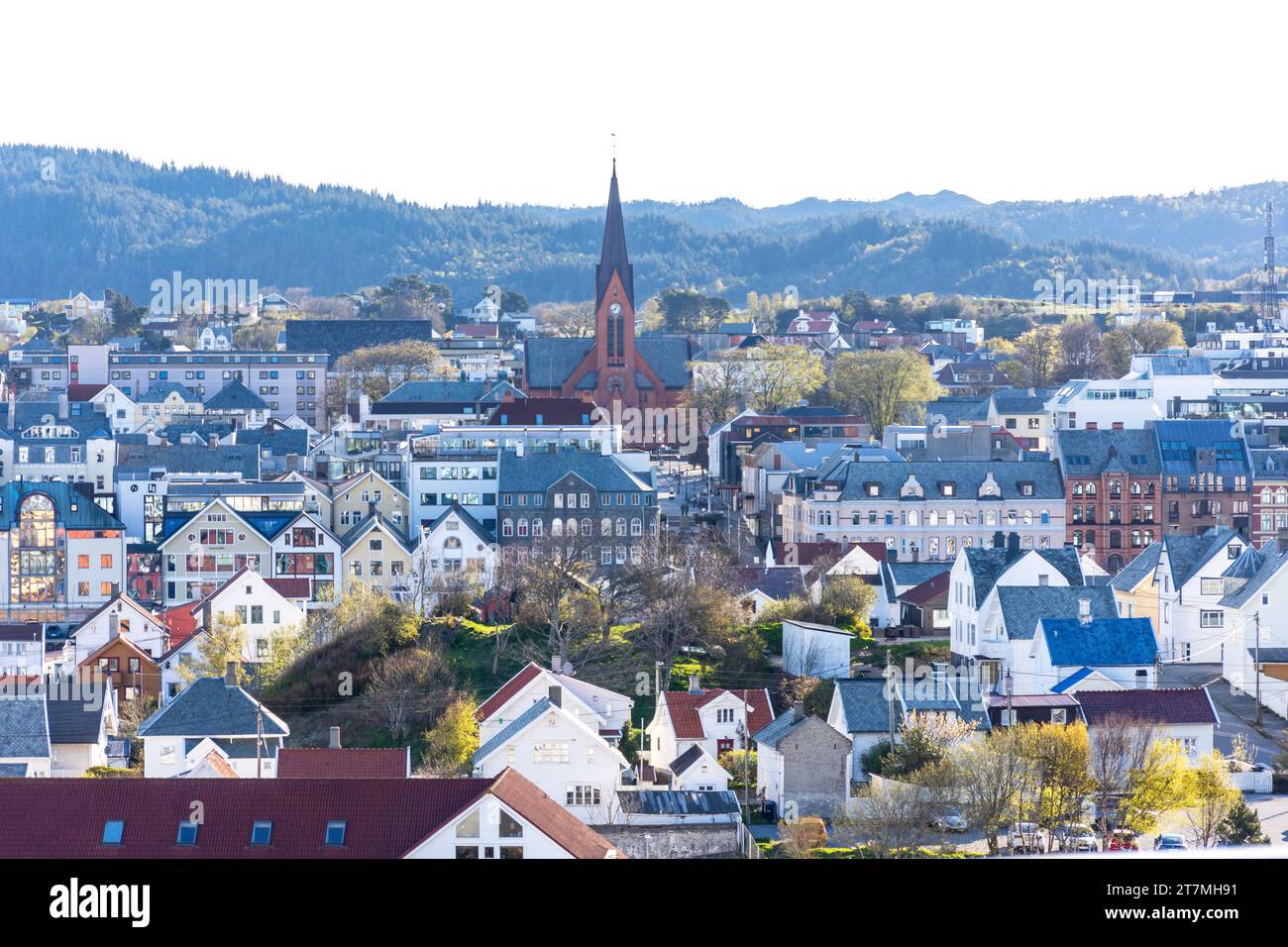 Blick auf die Vår Frelsers Kirche und das Stadtzentrum, Haugesund, Rogaland County, Norwegen Stockfoto