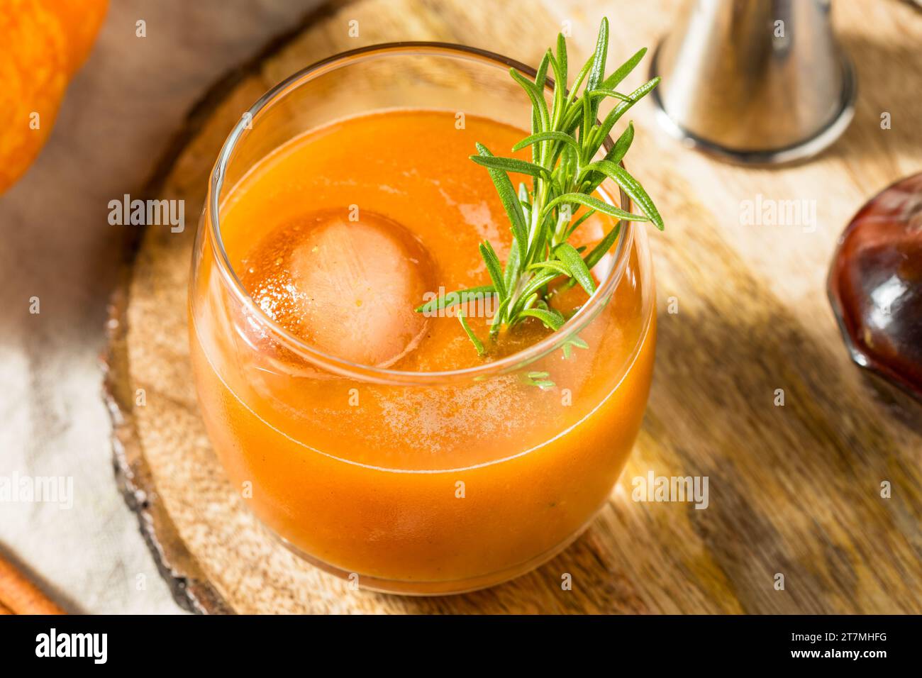 Heißer kalter Kürbis altmodischer Cocktail mit Bourbon und Rosmarin Stockfoto